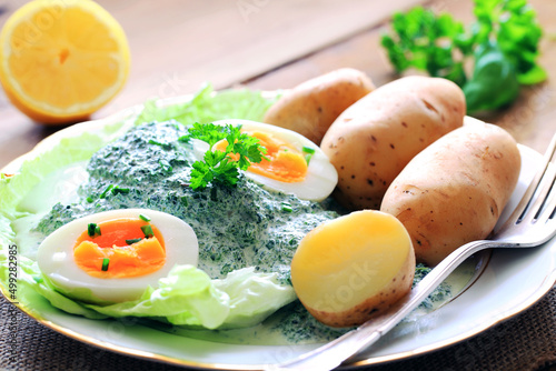 Foto Grüne Soße mit Kartoffeln