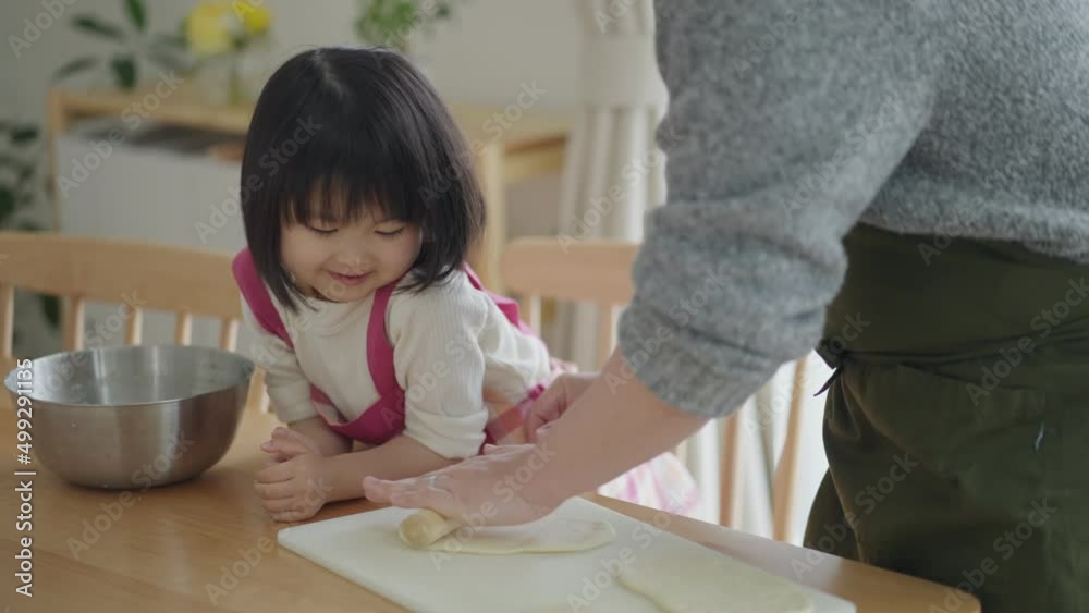 料理をする子供とパパ(育児・子育て・4歳・お手伝い・家族・ファミリー) 料理をする子供とパパ(育児・子育て・4歳・お手伝い・家族・ファミリー)