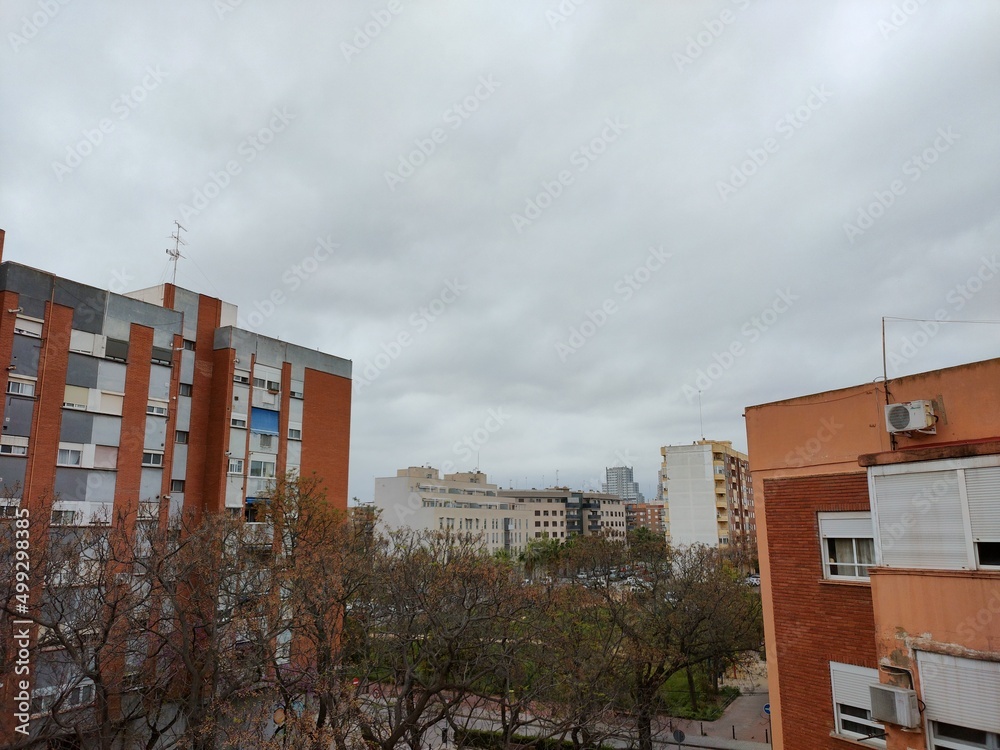 Día nublado en la ciudad