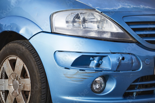 Parte frontal de un coche azul dañado © Alejandro