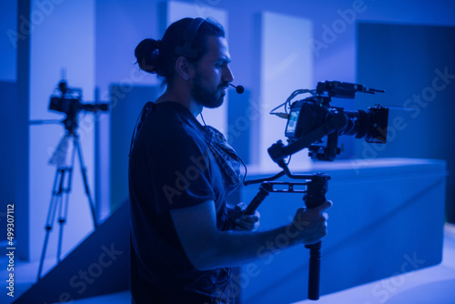 Obraz na plátne Director of photography with a camera in his hands on the set