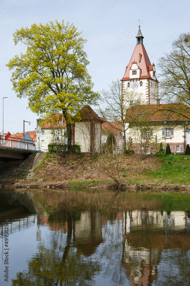 Fototapeta premium Blick auf Kinzigtor in Gengenbach im Ortenaukreis (Fluss Kinzig)