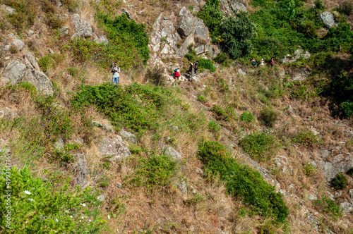 Escursionisti lungo il sentiero del Tracciolino photo
