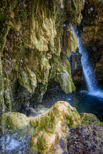 Wasserfall mit Tropfsteinen
