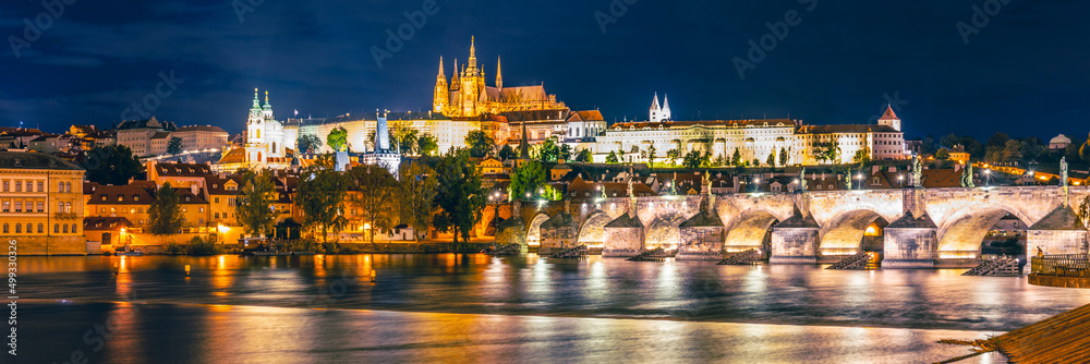Fototapeta premium Prague Castle and Charles Bridge by night