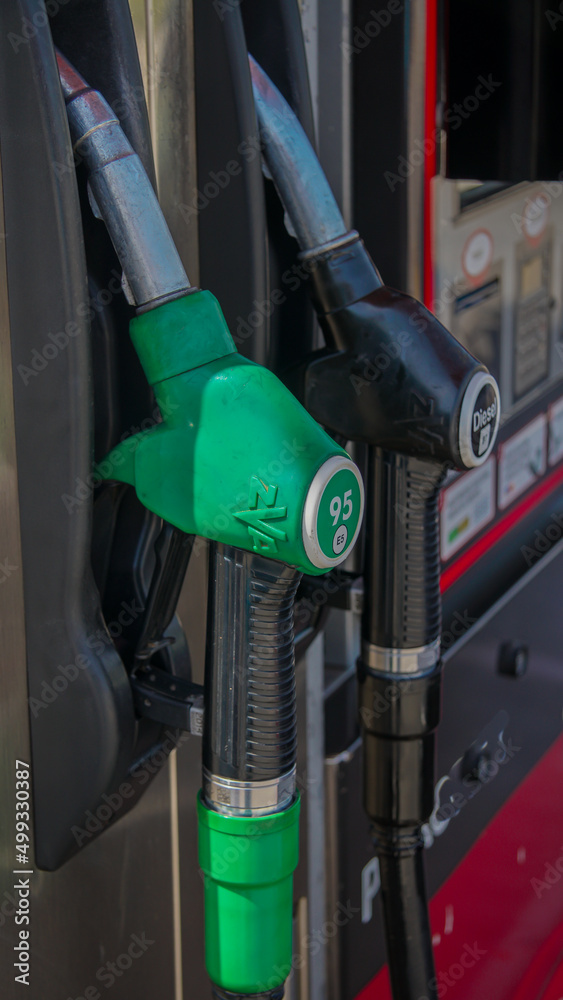 Mangueras de llenado de surtidor o bombas de gasolina - Gasolinera - Concepto de crisis energética Mangueras de llenado de surtidor o bombas de gasolina - Gasolinera - Concepto de crisis energética