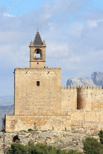 survol de la ville d'Antequera en Andalousie et de son château, province de Malaga