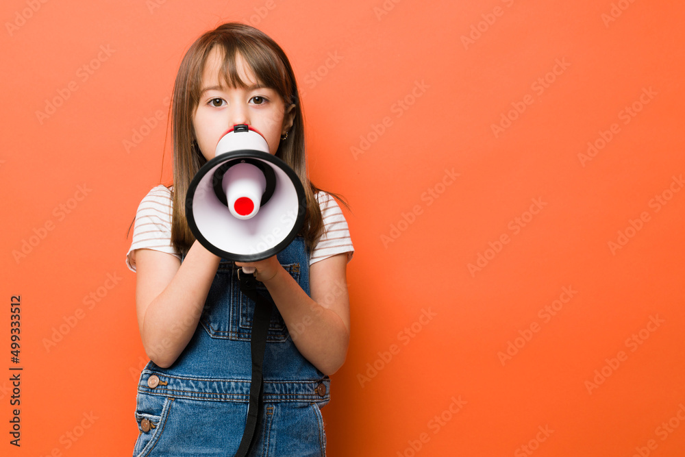 Obraz premium Pretty little girl giving an announcement