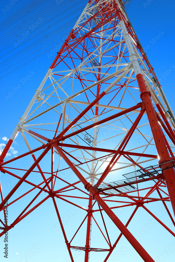 高圧電線　青空と赤と白の鉄塔
High-voltage power lines Blue sky and red and white towers