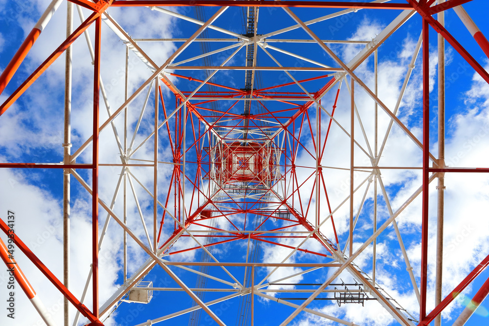 Fototapeta premium 高圧電線 青空と赤と白の鉄塔 High-voltage power lines Blue sky and red and white towers