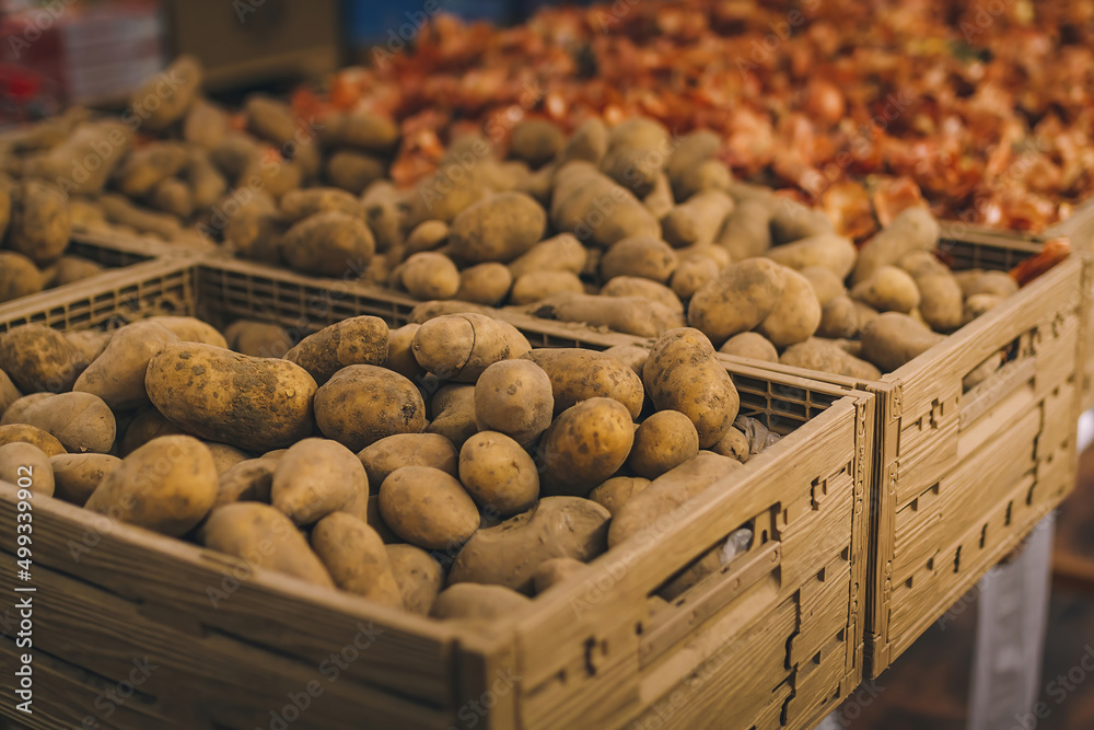 Φωτογραφία Wooden box of fresh potatoes in grocery department of shopping center, supermarket, mall