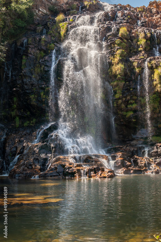 As belas quedas d'água em linhas cachoeiras pelo interior de Minas Gerais
