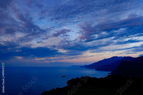 夜明け前の美しい空と海の風景