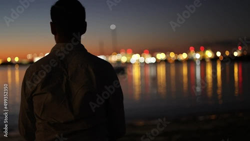 夜景を見る男性のシルエット