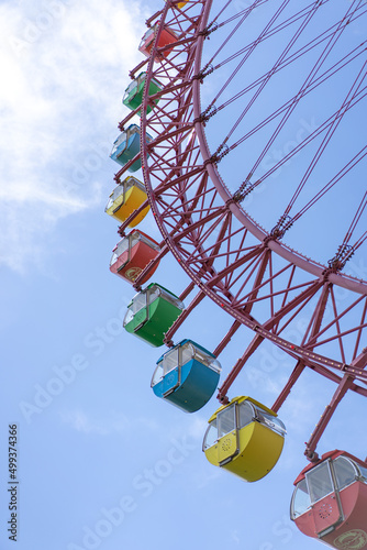 観覧車と青空の風景 / Ferris wheel and blue sky scenery