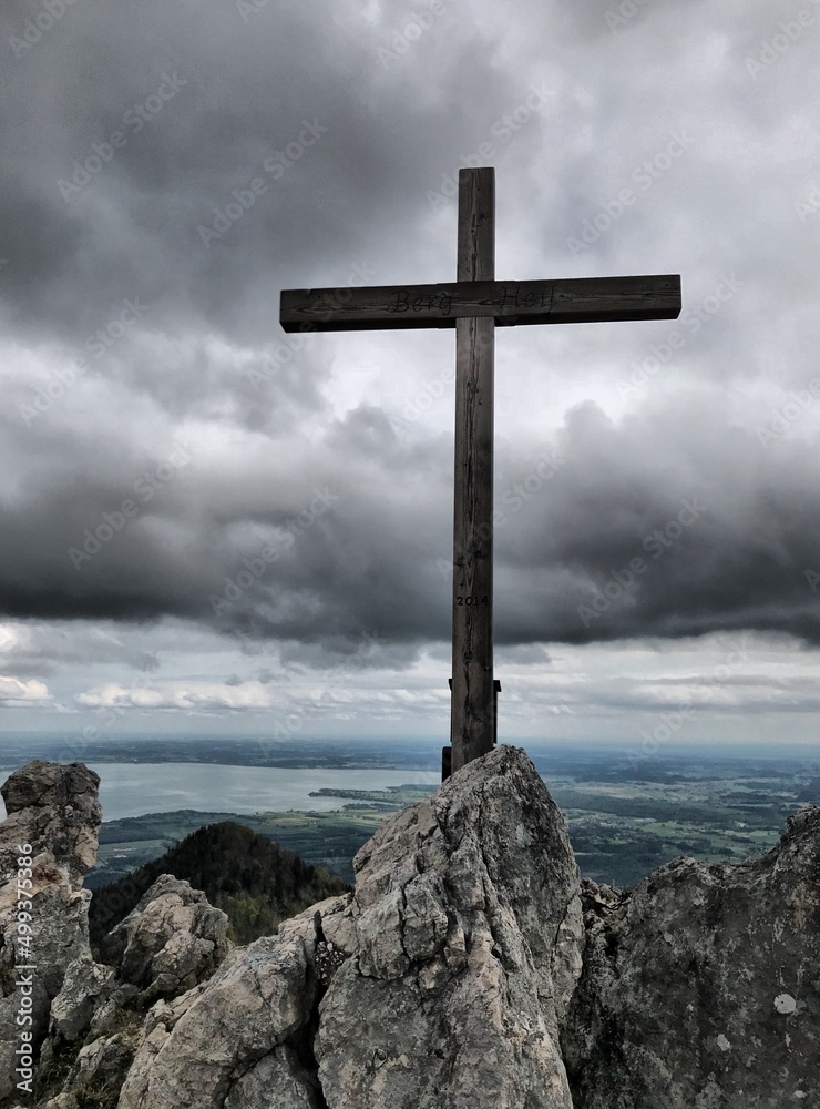 Gipfelkreuz des Friedenrath bei bewölktem Himmel mit Blick auf den Chiemsee, Alpen, Chiemgau, Bayern, Deutschland