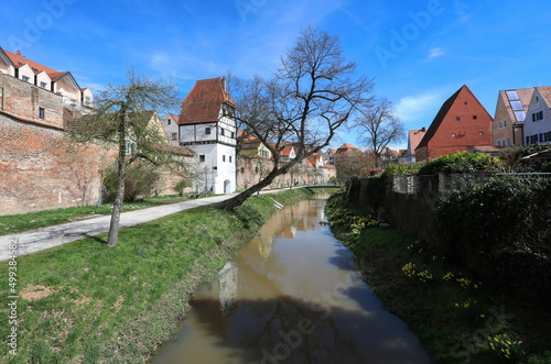 Spaziergang in Donauwörth an der Donau in Schwaben, Bayern, mit Blick auf das Färber Törl und die Stadmauer an der kleinen Wörnitz nahe Heimatmuseum und Rieder Tor an der Ried Insel.