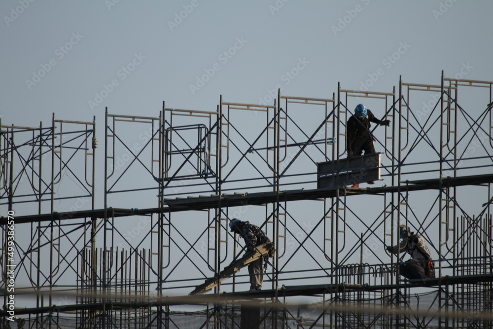 マンション建設現場の足場組立作業員