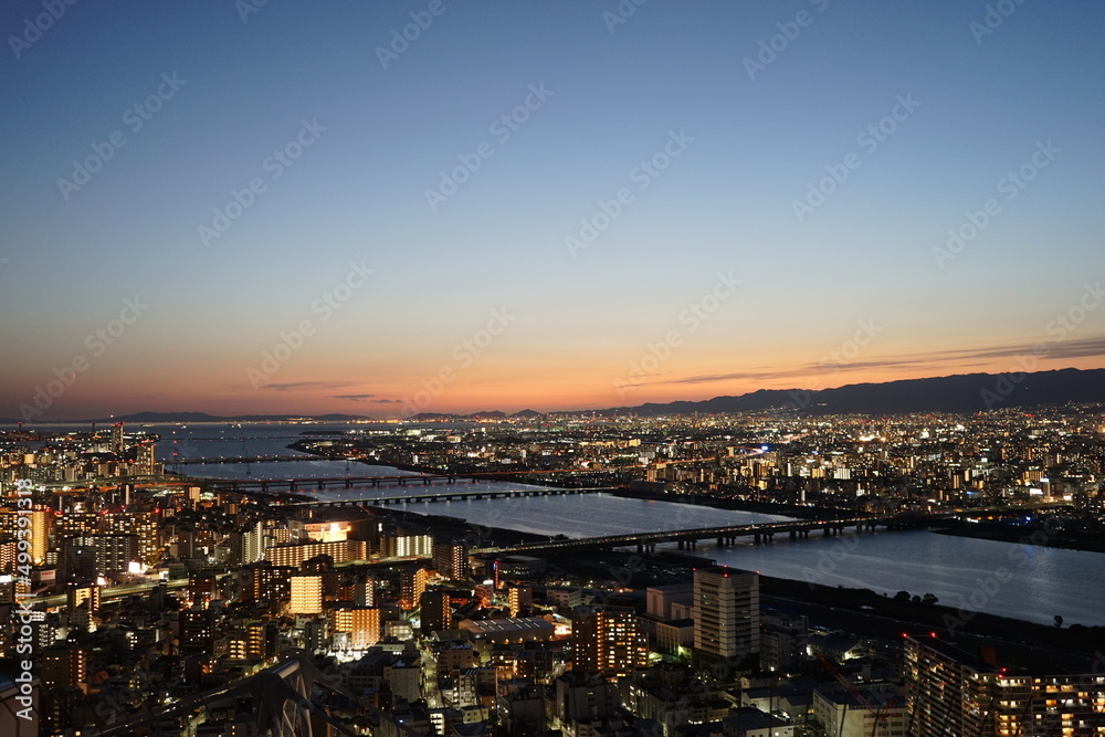 Fototapeta premium 日本 大阪府 梅田スカイビル 空中庭園展望台からの眺望 夜景