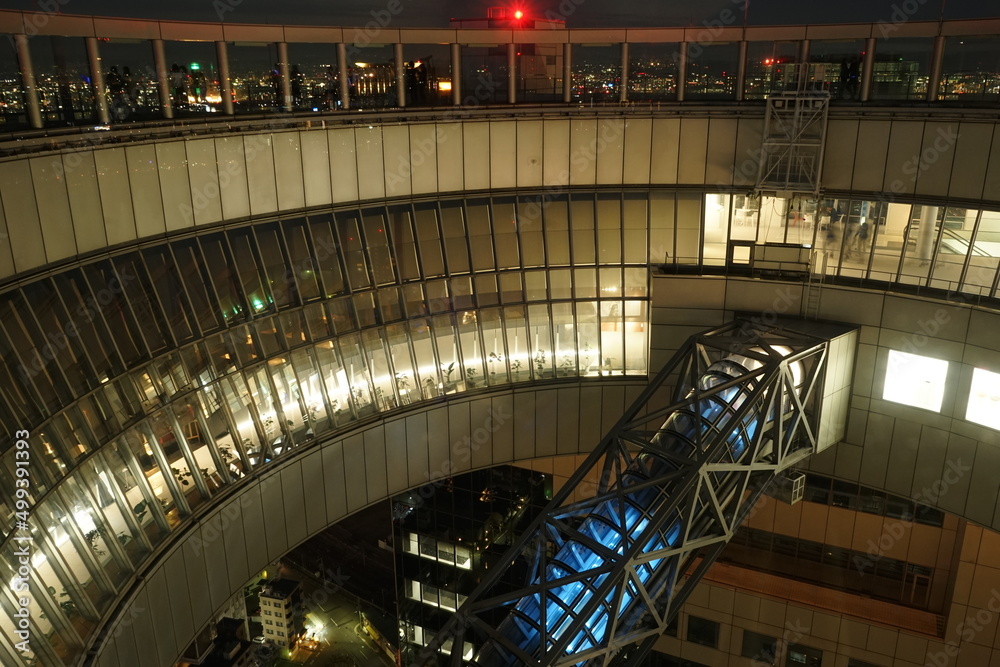 Fototapeta premium 日本 大阪府 梅田スカイビル 空中庭園展望台 夜景