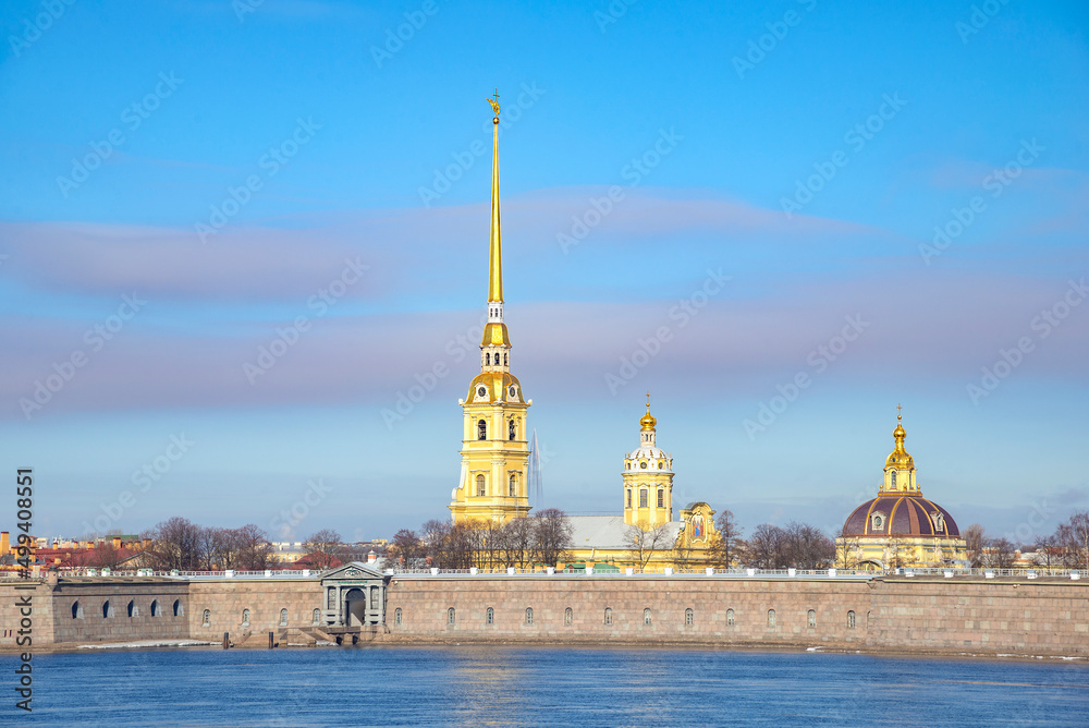 Obraz premium Ancient Peter and Paul Fortress in the early spring morning. Saint Petersburg, Russia