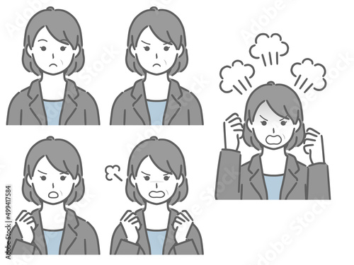 怒る表情の強弱　スーツの中年女性