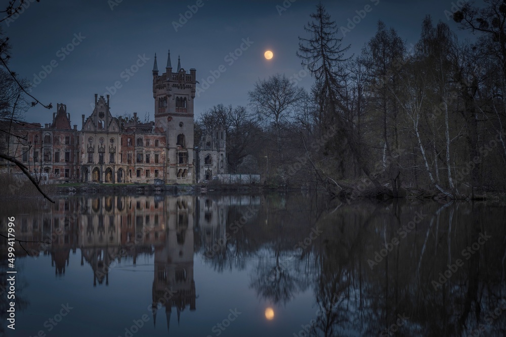 ruiny pałacu w Kopicach, województwo opolskie, Polska w nocy przy pełni księżyca