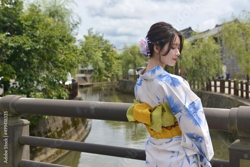 小江戸佐原の町並みを背景に浴衣を着た若い女性の後ろ姿	