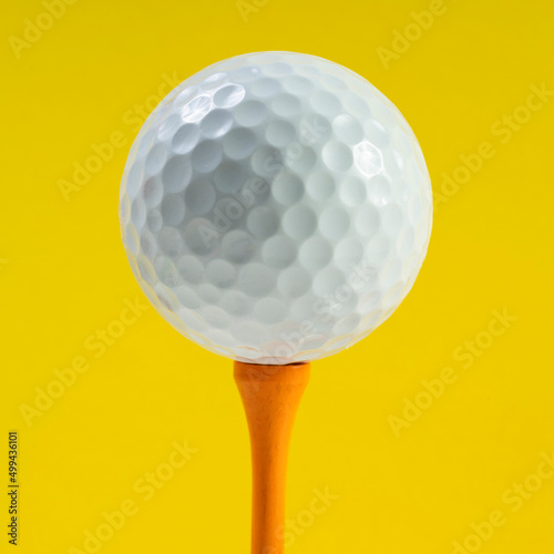 3D Fototapete Badezimmer - Fototapete Golf ball on tee against yellow background