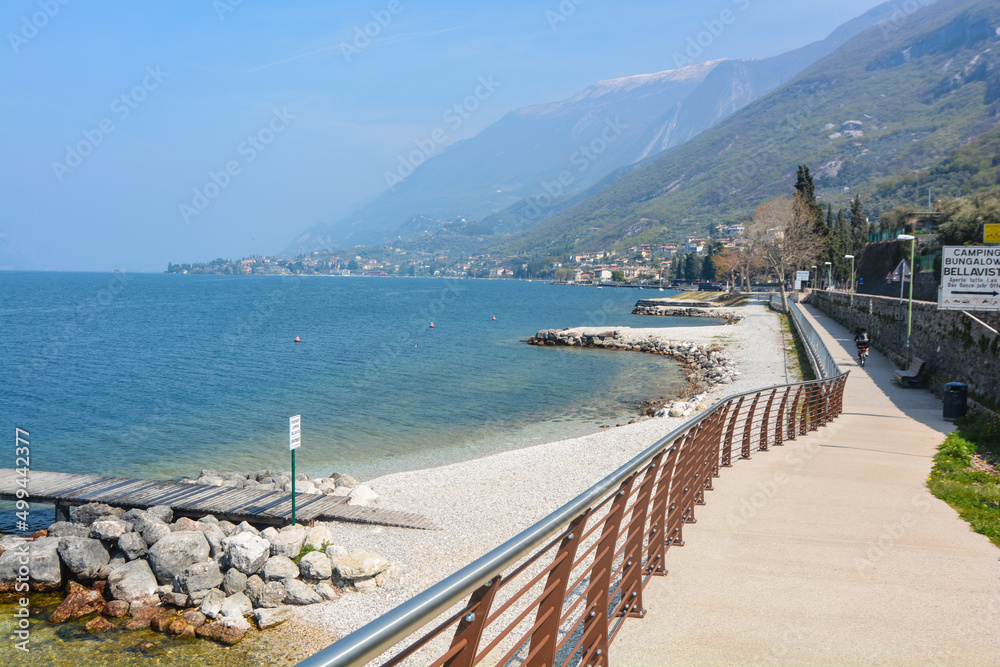 Naklejka premium ciclabile lago di garda località brenzone