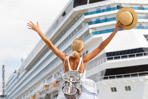 Photo Woman tourist standing in front of big cruise liner, travel female