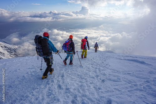 Foto the mountaineers are descending from the top