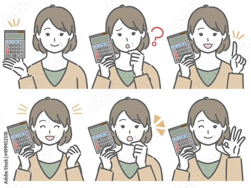 電卓を手に持つ中年女性