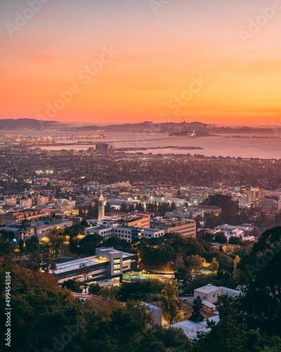 Sunset view over Berkeley, California © jonbilous