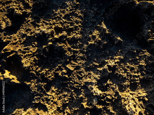imagen textura de roca erosionada por el mar con la luz del atardecer