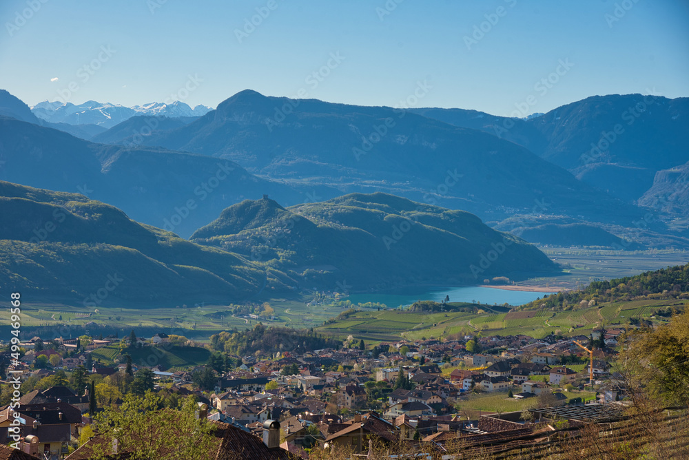 Blick auf Kaltern und den Kalterer See in Südtirol