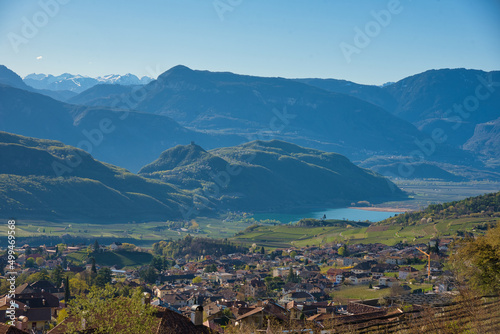Blick auf Kaltern und den Kalterer See in Südtirol