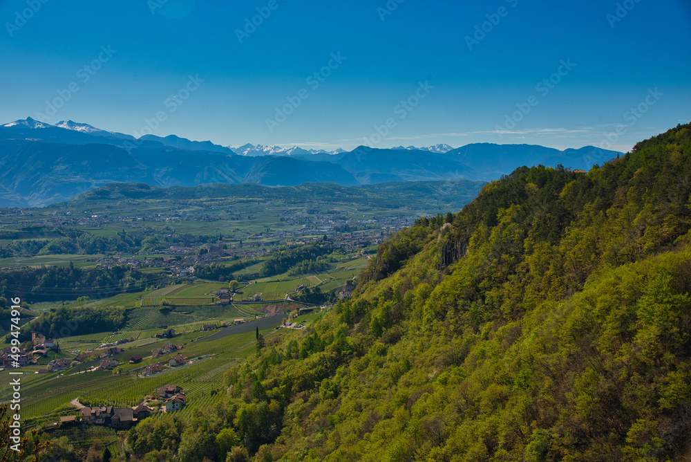 Landschaft in Südtirol rund im Eppan