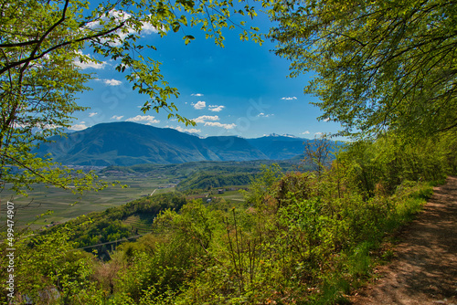 Landschaft in Südtirol rund im Eppan