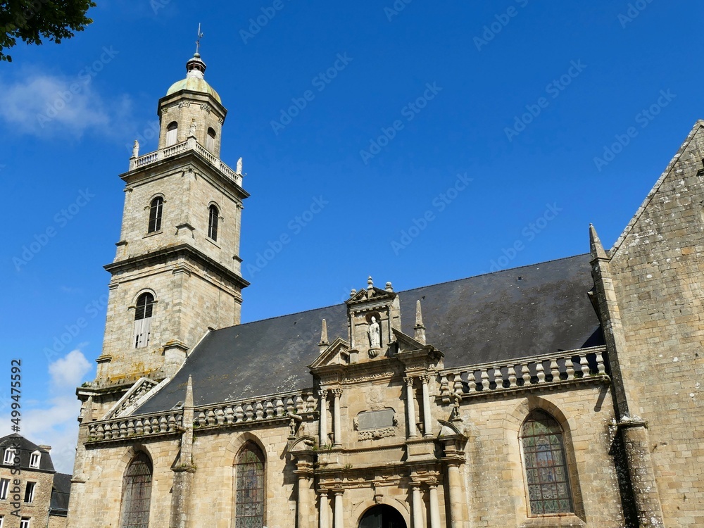 Façade latérale et clocher de l’église Saint-Gildas à Auray