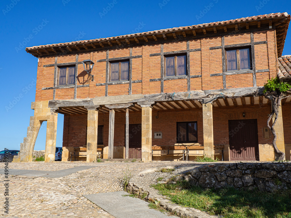 Vistas de fachadas con ventanas cerradas y con columnas,  en el pueblo de Calatañazor en España, provincia de Soria, en el verano de 2021