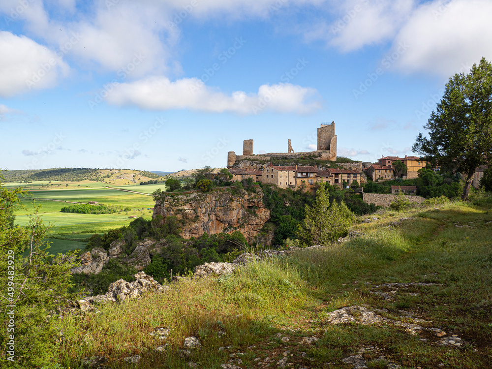 Vistas del paisaje natural verde y azul, con las ruinas del castillo y la muralla de Calatañazor al fondo, en Soria España, verano de 2021