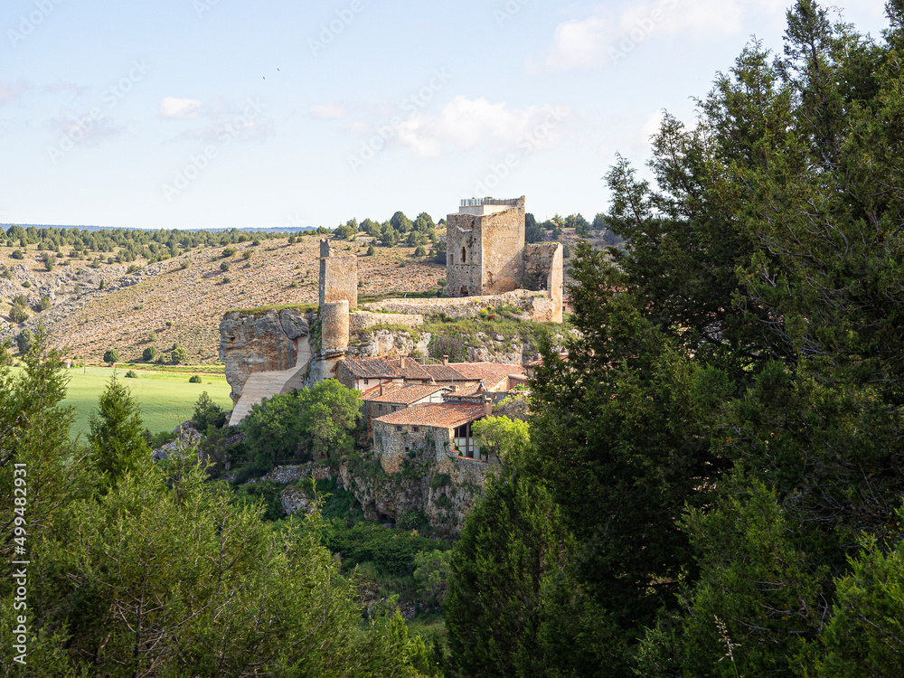 Vistas de las ruinas del castillo y la muralla de Calatañazor rodeado de naturaleza verde, en Soria España, verano de 2021