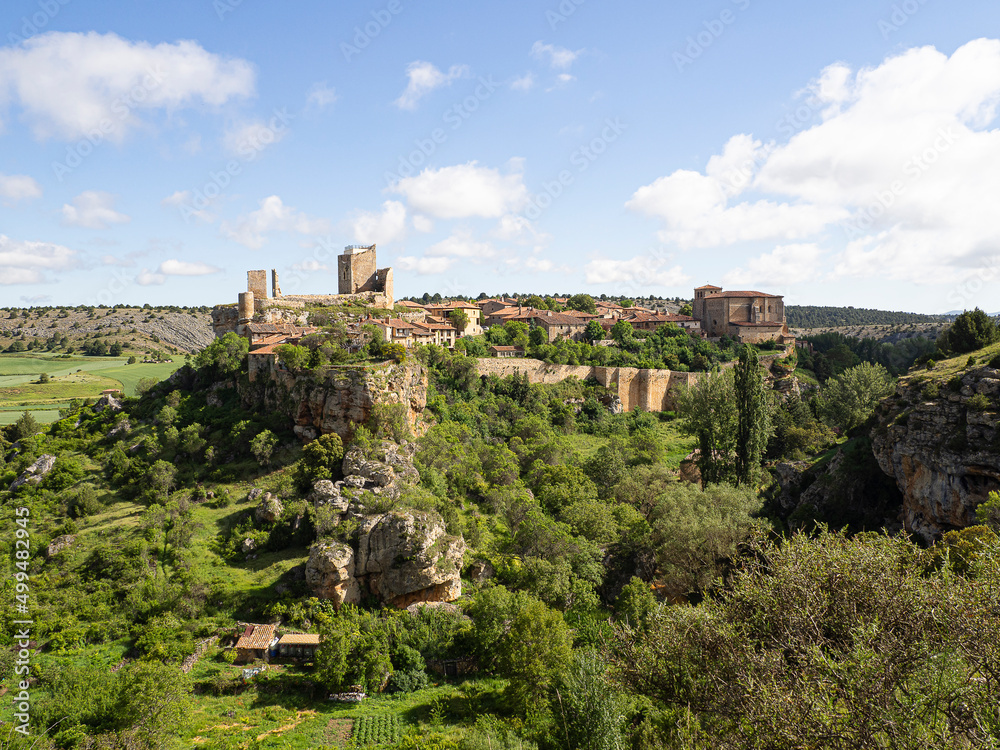 Vistas del paisaje natural con las ruinas del castillo y la muralla de Calatañazor al fondo, en Soria España, verano de 2021