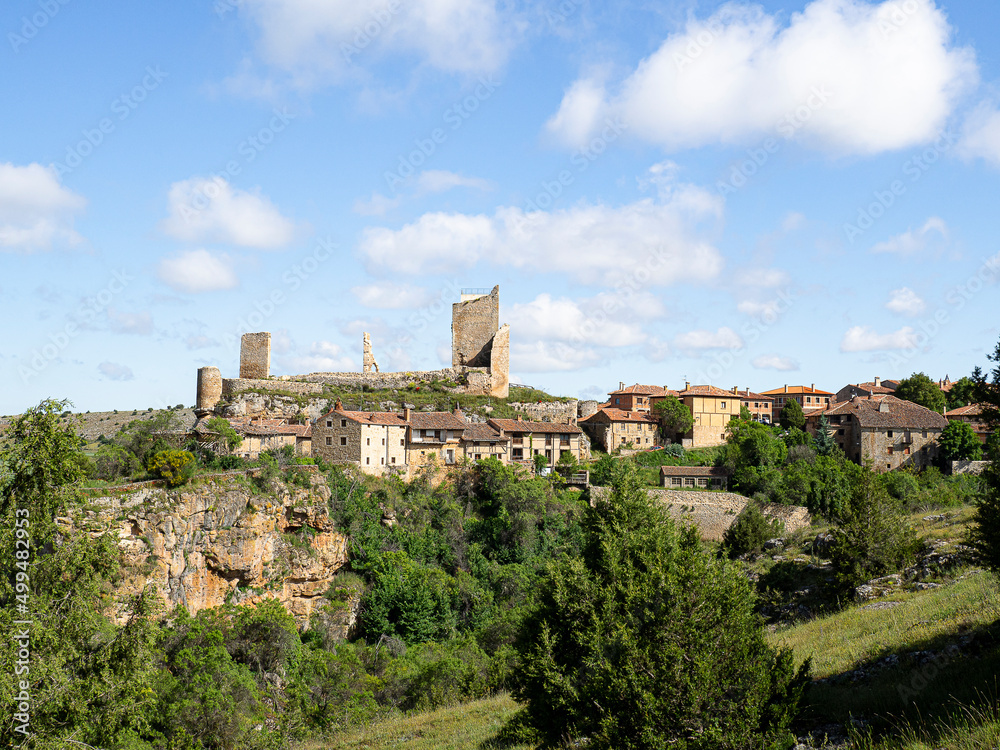 Paisaje de las ruinas del castillo de Calatañazor en Soria España, verano de 2021