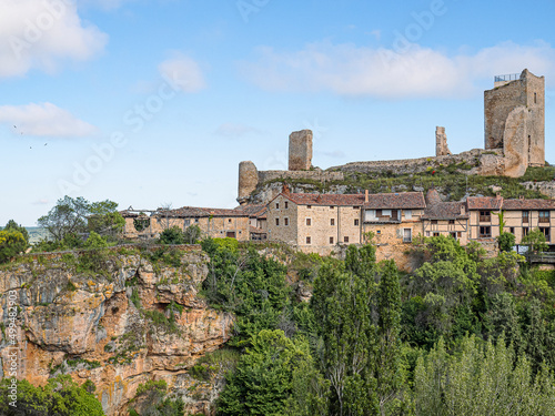 Preciosas vistas de las ruinas del castillo de Calatañazor en Soria, rodeado de naturaleza verde con cielo azul y nubes en España, verano de 2021