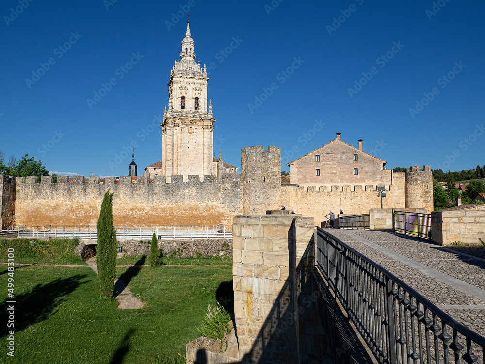 Obraz premium Vistas del campanario de la iglesia en el pueblo del Burgo de Osma en Soria, España, verano de 2021