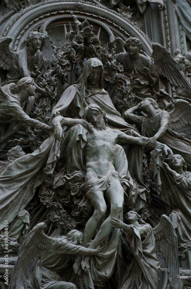 Fototapeta premium Particolari del portone del duomo di milano e della struttura architettonica