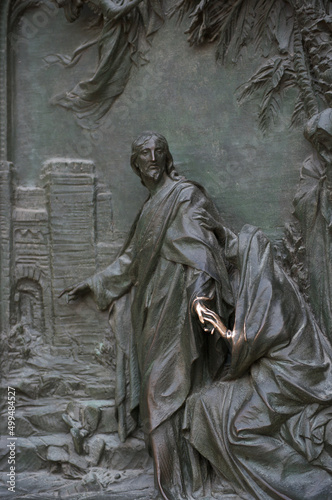 Particolari del portone del duomo di milano e della struttura architettonica