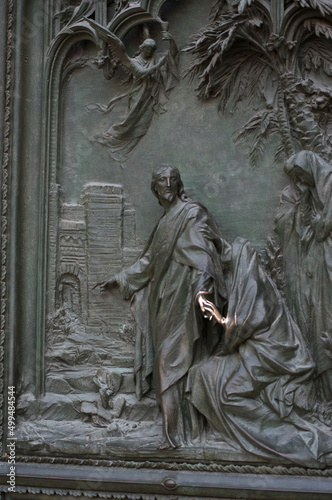 Particolari del portone del duomo di milano e della struttura architettonica